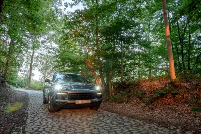 Voiture avec phare allumé
